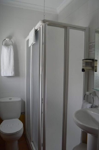 Bathroom 4, Hotel Paquita, Cádiz