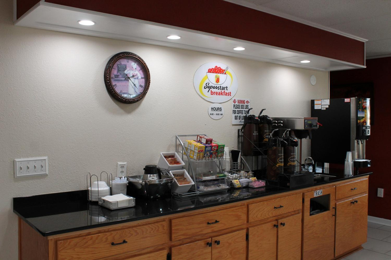 Food & Drinks 5, Super 8 by Wyndham Dothan, Houston