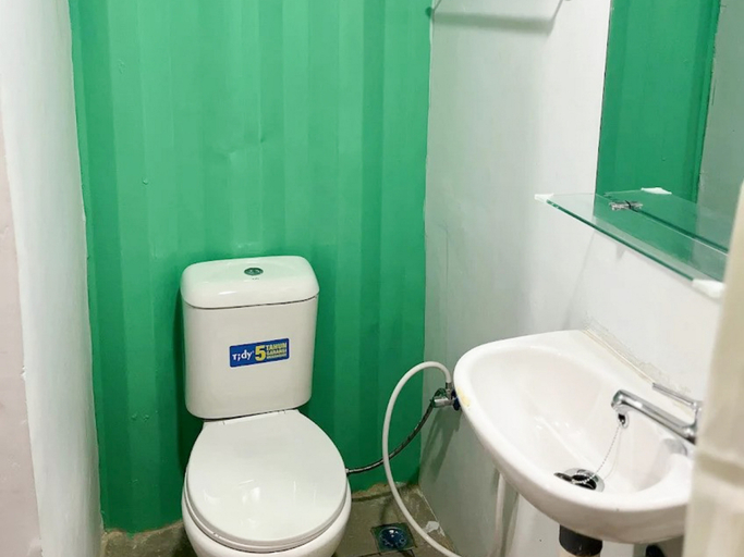 Bathroom 4, RedDoorz Syariah @ Budget Guesthouse Sepaku, Penajam Paser Utara