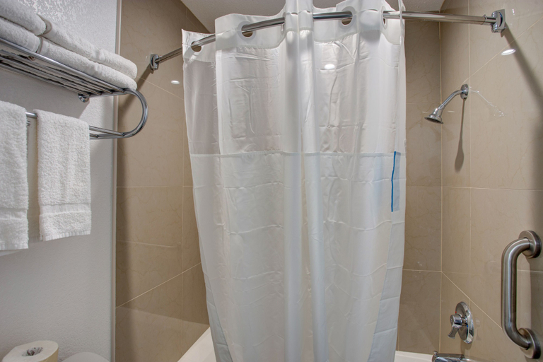 Bathroom 4, Motel 6 Branson, MO, Taney