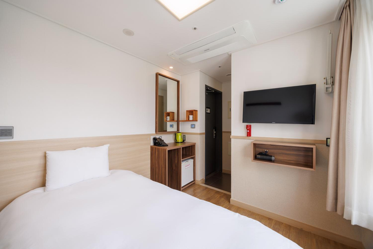 Bedroom 16