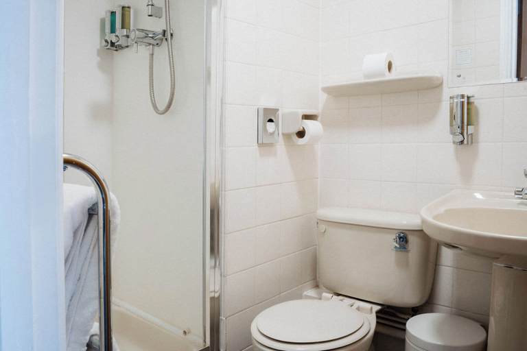 Bathroom 4, Peter Scott House, Birmingham, Birmingham