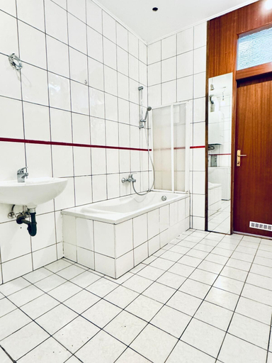 Bathroom 2, Stylish 5BR 7min to Westbahnhof, Wien