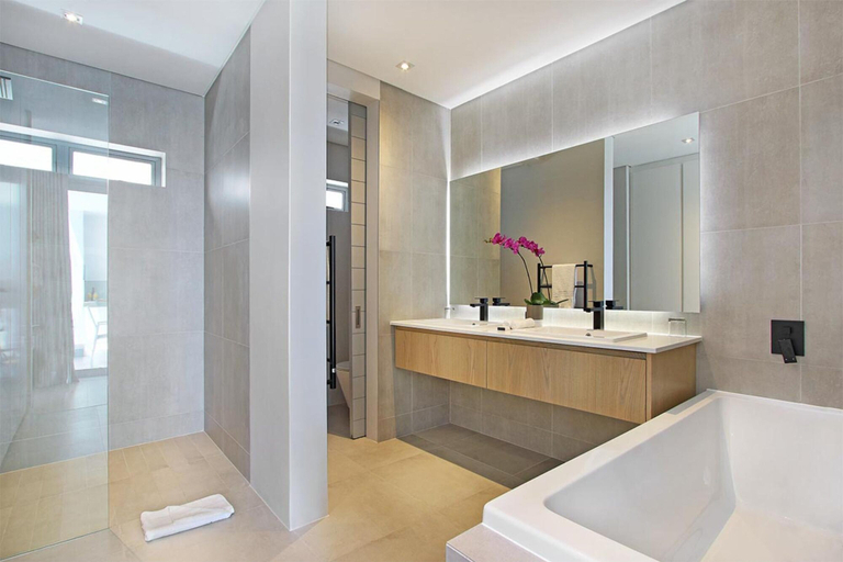 Room 3, Bright 2bed in Sea Point w Sea Views Helio Haven, City of Cape Town