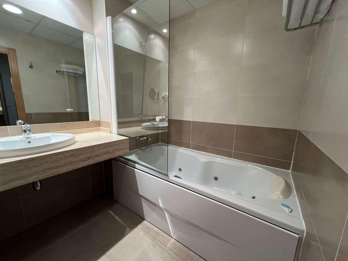 Bathroom 5, Blu Hotel Pamplona, Navarra