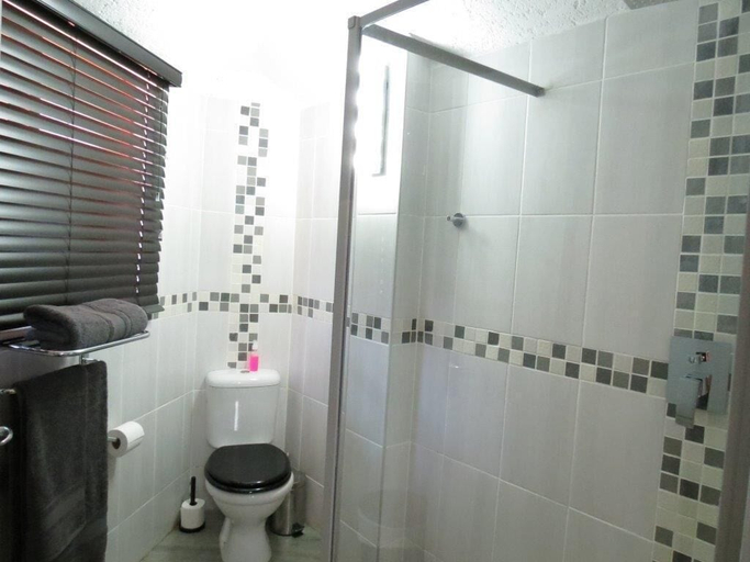 Bathroom 4, Bushmans Rock Country Lodge, City of Tshwane