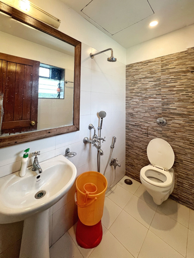 Bathroom 3, Shanti Kunj villa, Satara