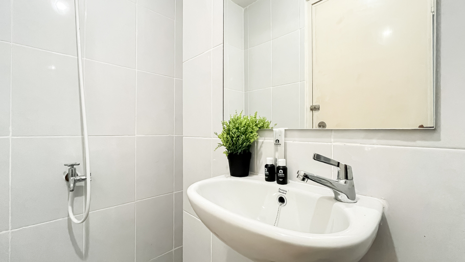 Bathroom 5, Well Designed Studio at Tokyo Riverside PIK 2 Apartment By Travelio, Tangerang