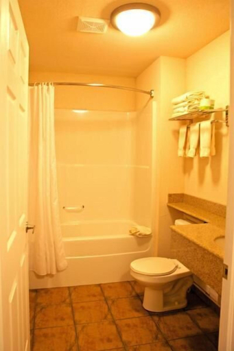 Bathroom 5, Shoreside Inn & Suites, Division No. 11