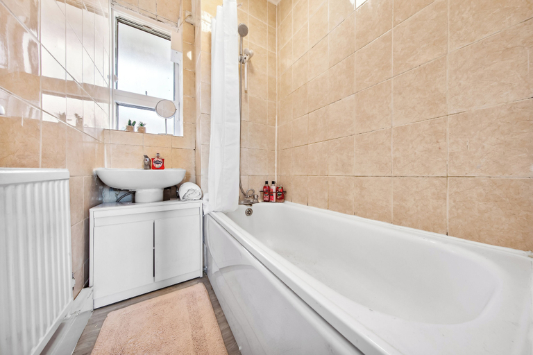 Bathroom 2, Modern Bed Apartment, London