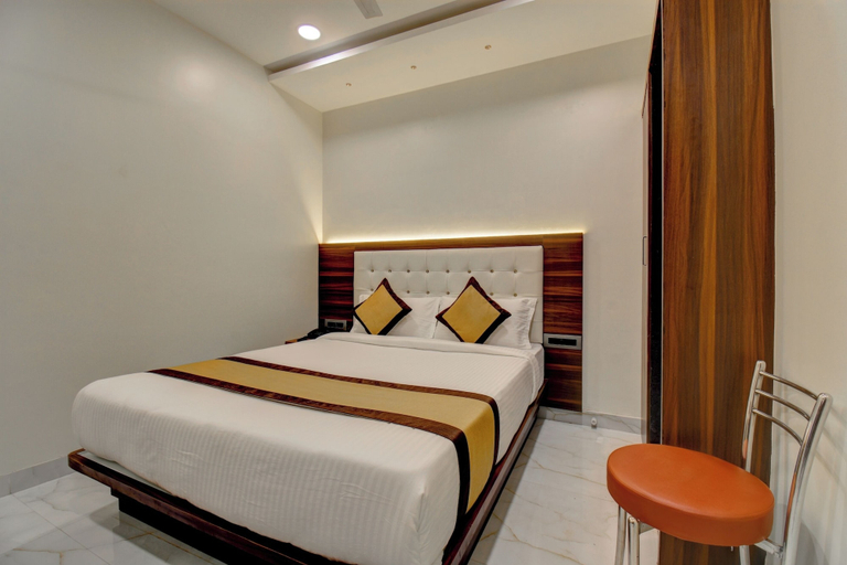Others 4, Hotel Majestic Crest, Mumbai Suburban
