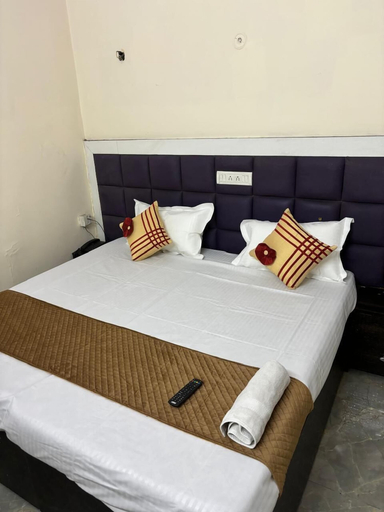 Bedroom 2, Hotel Akash Continental, Delhi