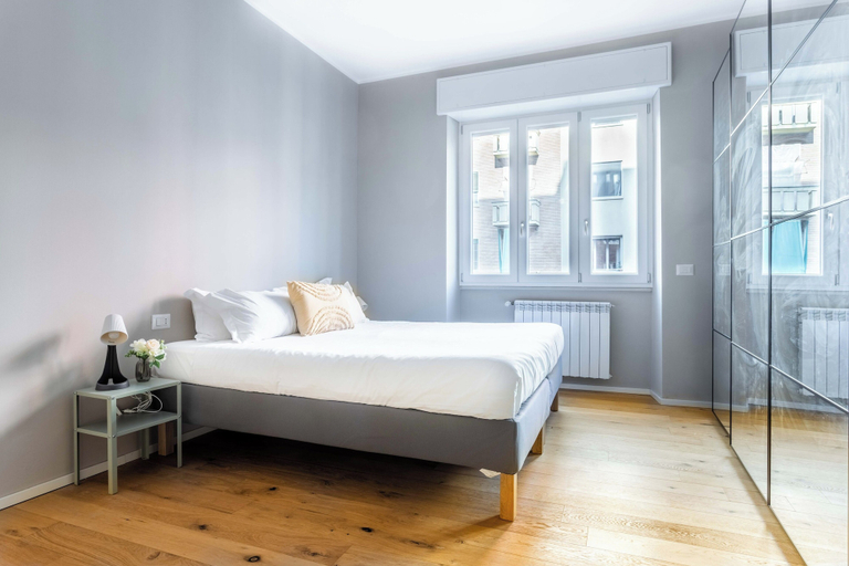 Others 5, Charming flat with desk, Milano