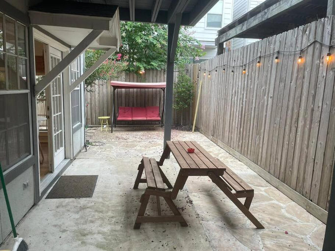 5, Stylish Studio in Montrose - The Italian Plaza, Houston