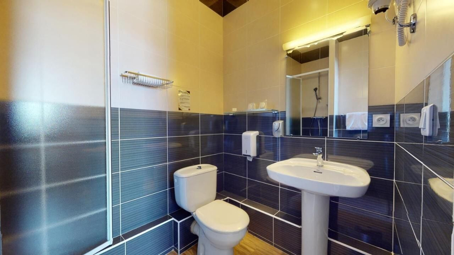 Bathroom 3, Hôtel de France Évian, Haute-Savoie