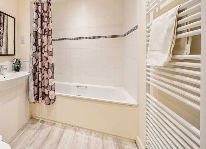 Bathroom, Festival Place Modern Town Center Apt, Hampshire