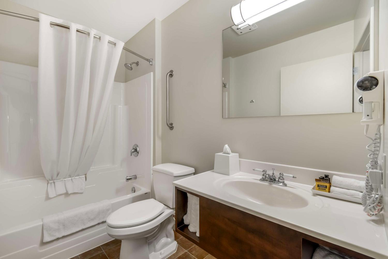 Bathroom 4, Villa Inn & Suites, SureStay Collection by Best Western, Cochrane