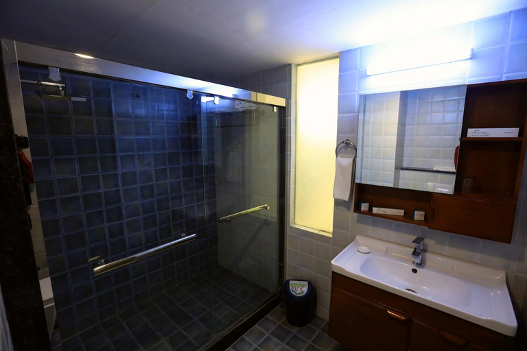 Bathroom 4, Hummingbird Hotel and Banquet, Anand
