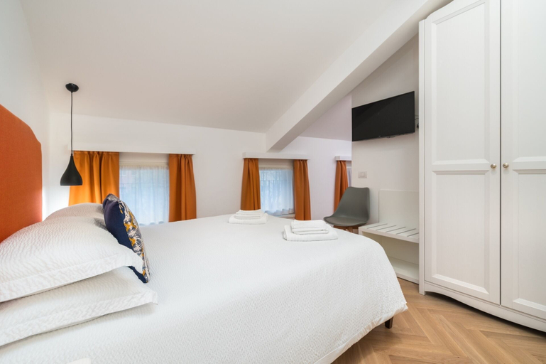 Bedroom 4, B&B PIEDICASTELLO, Trento