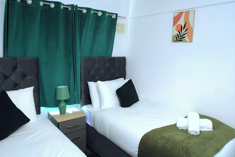 Room 5, House Sleeps 5 With Garden and Parking, Birmingham
