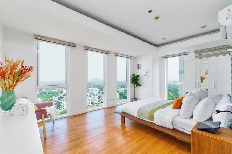 Bedroom 2, Luxe Suite With 180 Stunning City Views, Taguig
