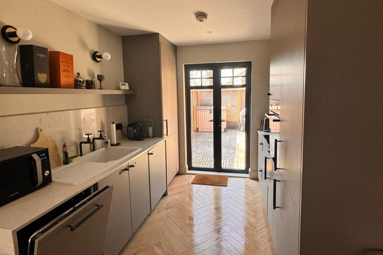 Private kitchen 3, Thames Ditton Apt - Sleeps 6 - Garden & Bbq, Surrey