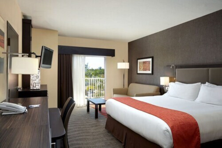Bedroom 4, Holiday Inn Express & Suites NAPLES DOWNTOWN - 5TH AVENUE by IHG, Collier