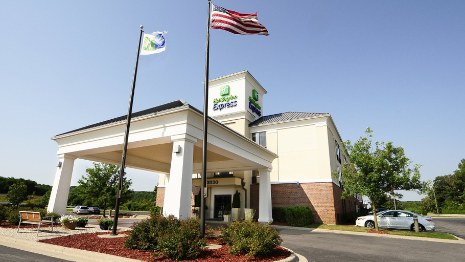 Exterior & Views 2, Holiday Inn Express & Suites DELAFIELD by IHG, Waukesha