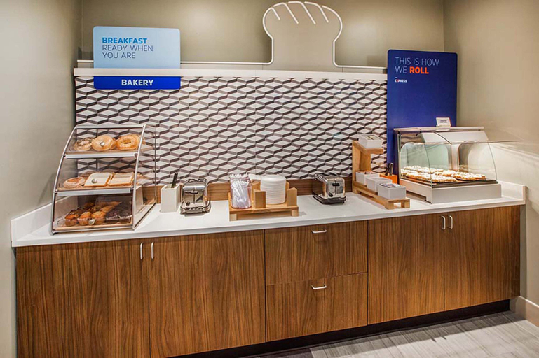 Food & Drinks 5, Holiday Inn Express & Suites DICKSON by IHG, Dickson