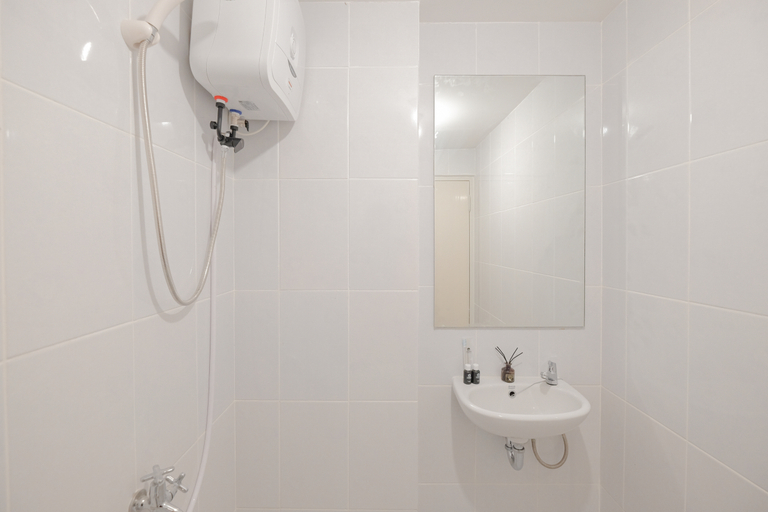 Bathroom 3, Neat 2BR at Tokyo Riverside PIK 2 Apartment By Travelio, Tangerang