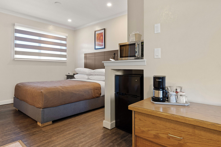 Bedroom 3, Oasis Inn, Central Okanagan