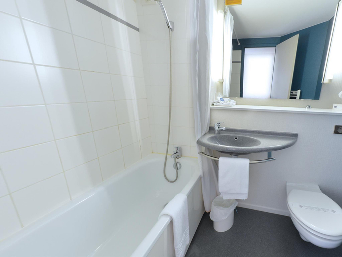 Bathroom 4, Kyriad Lannion Perros-Guirec, Côtes-d'Armor