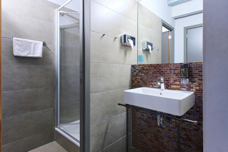 Bathroom 4, MEININGER Hotel Brussel City Center, Bruxelles