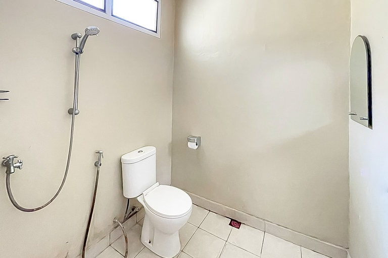 Bathroom, RedDoorz Plus @ Hotel Putrajaya, Majalengka