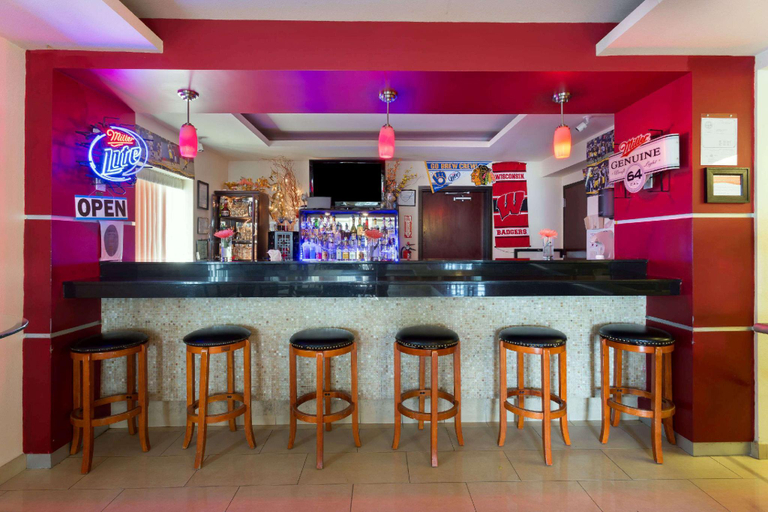 Food & Drinks 4, Days Inn & Suites by Wyndham Milwaukee, Milwaukee