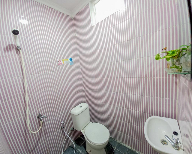 Bathroom 5, Homestay Bahari near Wisata Bahari Tlocor Sidoarjo, Sidoarjo