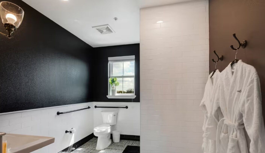 Bathroom 5, Inn Cahoots, Travis