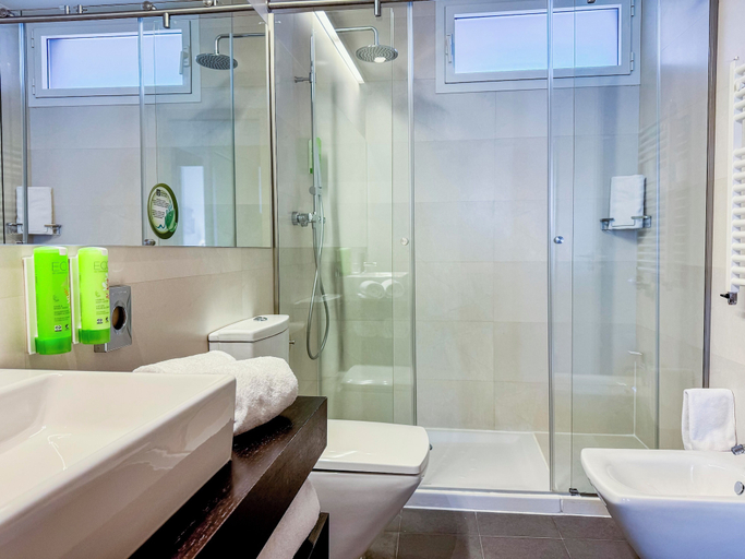 Bathroom 5, Jardines de Uleta Suites, Álava