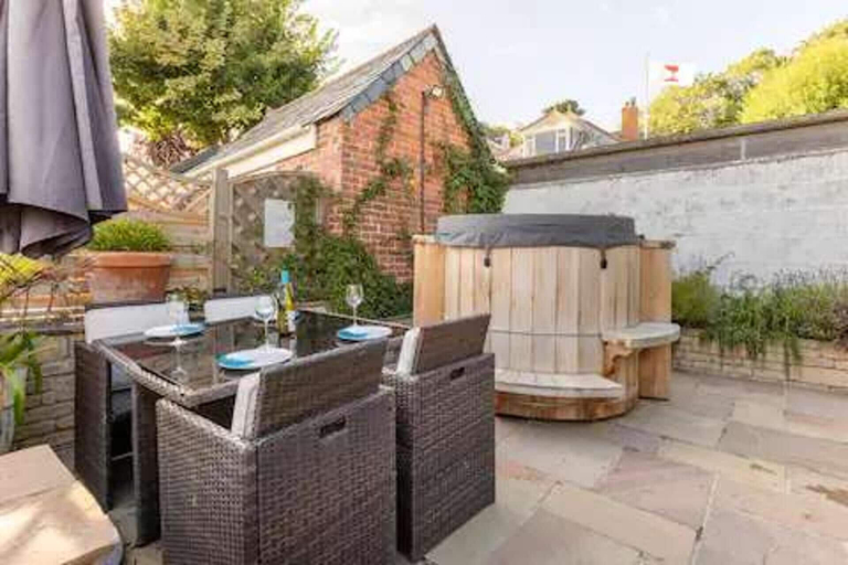Outdoor dining, Apartmentsleeps3-garden-hottub-parking, Cornwall