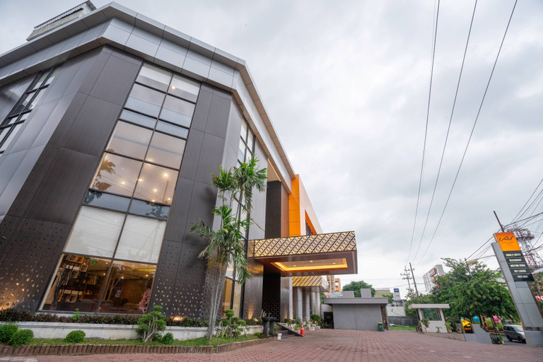 Exterior & Views