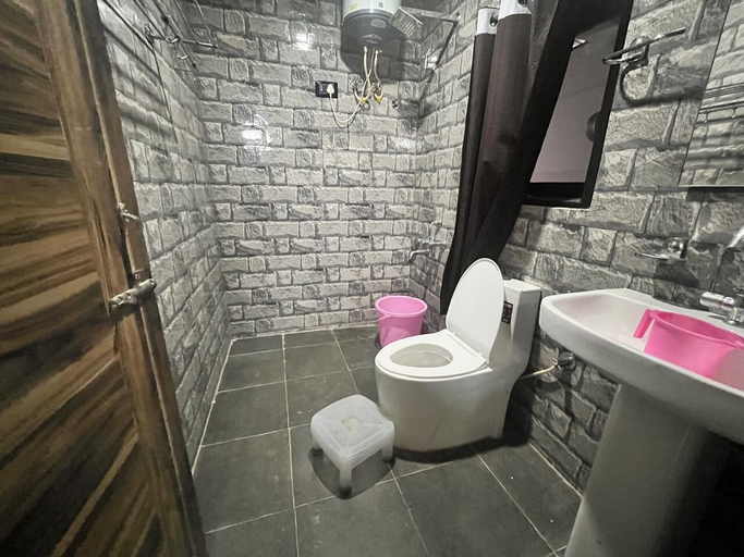 Bathroom, Yashvi Paradise Shimla, Shimla