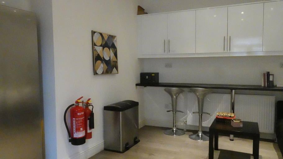 Exterior & Views, Grand Airport Ensuites, London