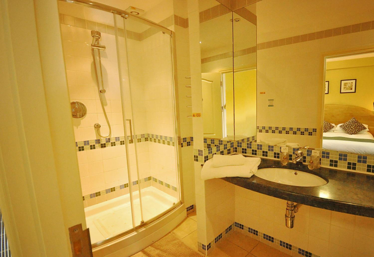 Bathroom 3, The Castle Hotel, Powys