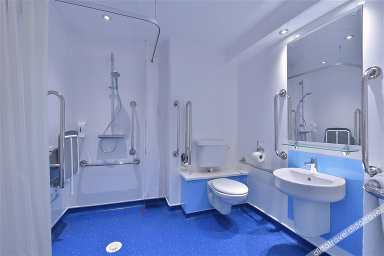 Bathroom 3, Travelodge Sleaford, Lincolnshire