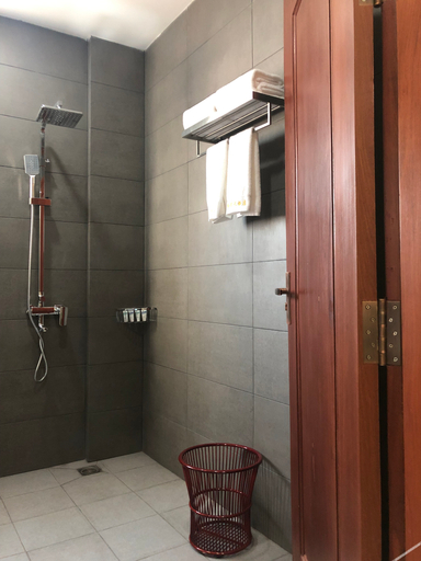 Bathroom 4, Teng XI Hotel, Phnom Penh