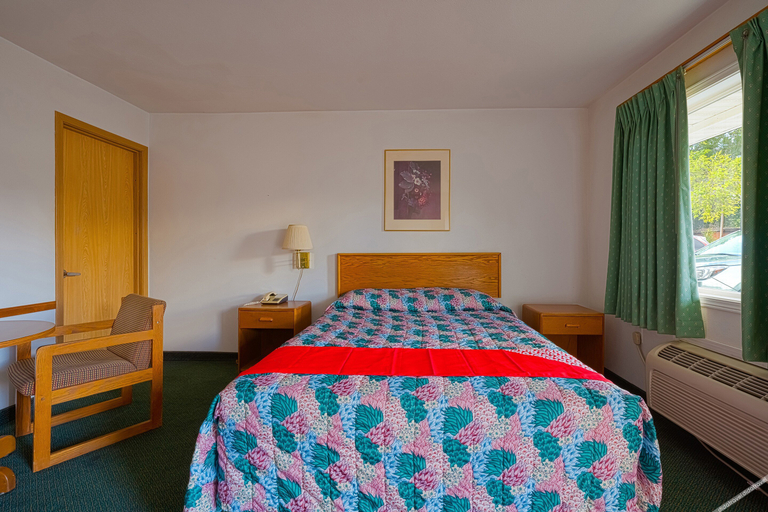 Bedroom 2, Budget 8 Motel, Grant
