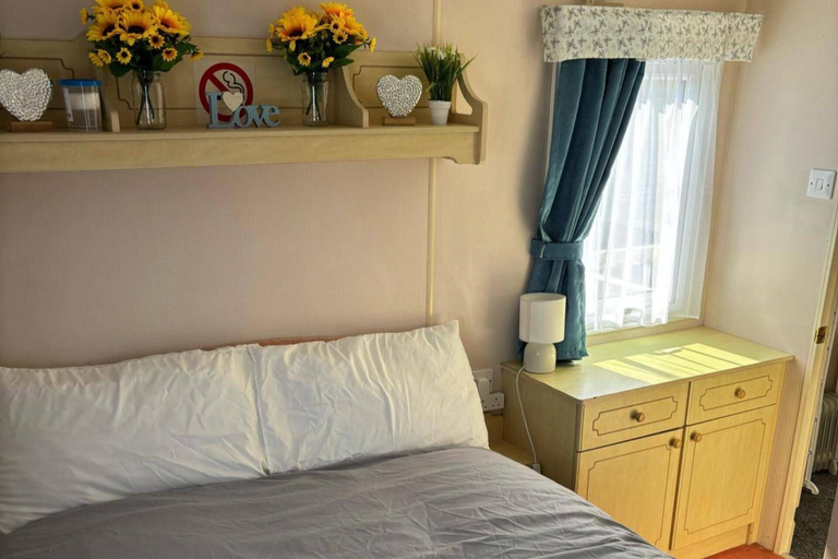 Bedroom 4, Family Caravan-pets-golden Palm-pool-arcades, Lincolnshire