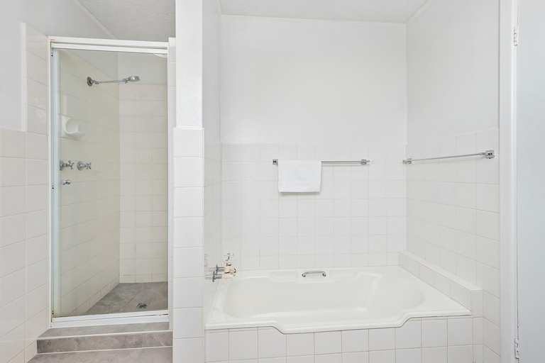 Bathroom 4, The Robert Towns, City