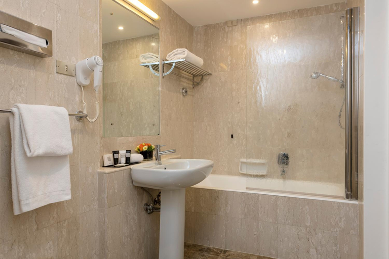 Bathroom 4, Bettoja Hotel Mediterraneo, Roma