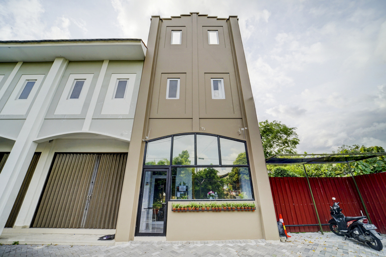 Exterior & Views